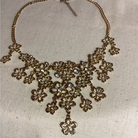 Vintage cascading daisies Gold Floral Necklace center rhinestones - Picture 4 of 9